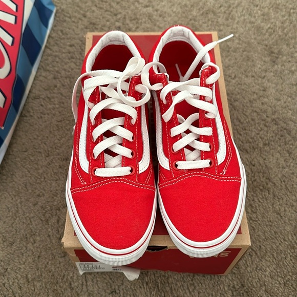 Red vans - Picture 1 of 3